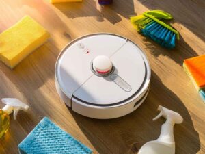 Robot Süpürgenizi İlk Günkü Gibi Kullanın: Temizlik Rehberi 2 robot süpürge etrafında temizlik malzemeleri